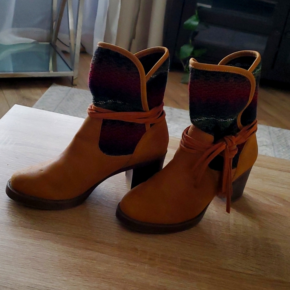 Sugar, frindge boot. Sporty western woven on top with suede frindges. 3" heel.